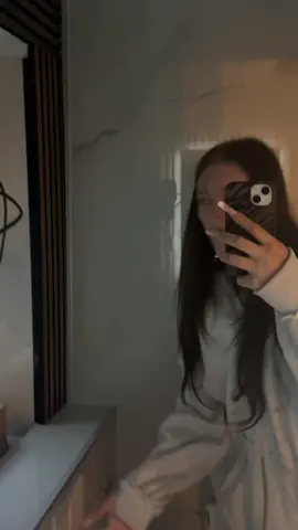 A post by @missgeorgiacavallo on TikTok caption: ANZEIGE| Ihr wisst nicht wie traurig wir bei der Abreise waren nur wegen dieser Unterkunft. Wir haben uns gefühlt wie KÖNIGE JUNGE Auf Knien werd ich @airbnb anbetteln mich nochmal da einzubuchen #AirbnbxLollapalooza