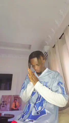 A post by @petitouste3 on TikTok caption: Larmes & Lumière Le titre central de l’EP. Une synthèse émotionnelle entre douleurs du passé et espoir du futur.