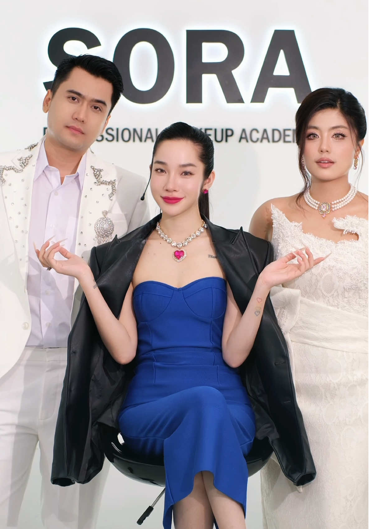 A post by @sora123ms on TikTok caption: SORA ကြိတ်ပြီးသဘောတူမိနေသော Idol နှစ်ယောက်🙈🙈🙈😛😛#makeupsora #sora 