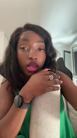 A post by @lauresexy on TikTok caption: Vivez simplement il n’y a pas #rediffusion #😂🤣 #pourtoii #fypdong 