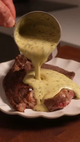 A post by @qistoh on TikTok caption: Sauce Série Épisode 8 : Sauce Café de Paris 🥖 #recette #cuisine #chef #food #sauce #cafedeparis #paris  
