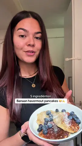 A post by @beaugoudbeek on TikTok caption: Banaan havermout pancakes 🥞  Deze zijn heel makkelijk te maken en ook nog eens gezond!  Ingrediënten  1 banaan 2 eieren 20g havermout  15g eiwitpoeder Kaneel  Snufje zout  #fy #foryou #bananenpancakes #bananapancakes #pannenkoeken #gezondrecept #gezondeten #eiwitrijk #proteinpancakes #makkelijkerecepten #ontbijt #lunch 