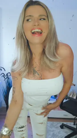A post by @anya81mori on TikTok caption: Hallo ihr Schnuffis 😘😘 Komme gleich live 