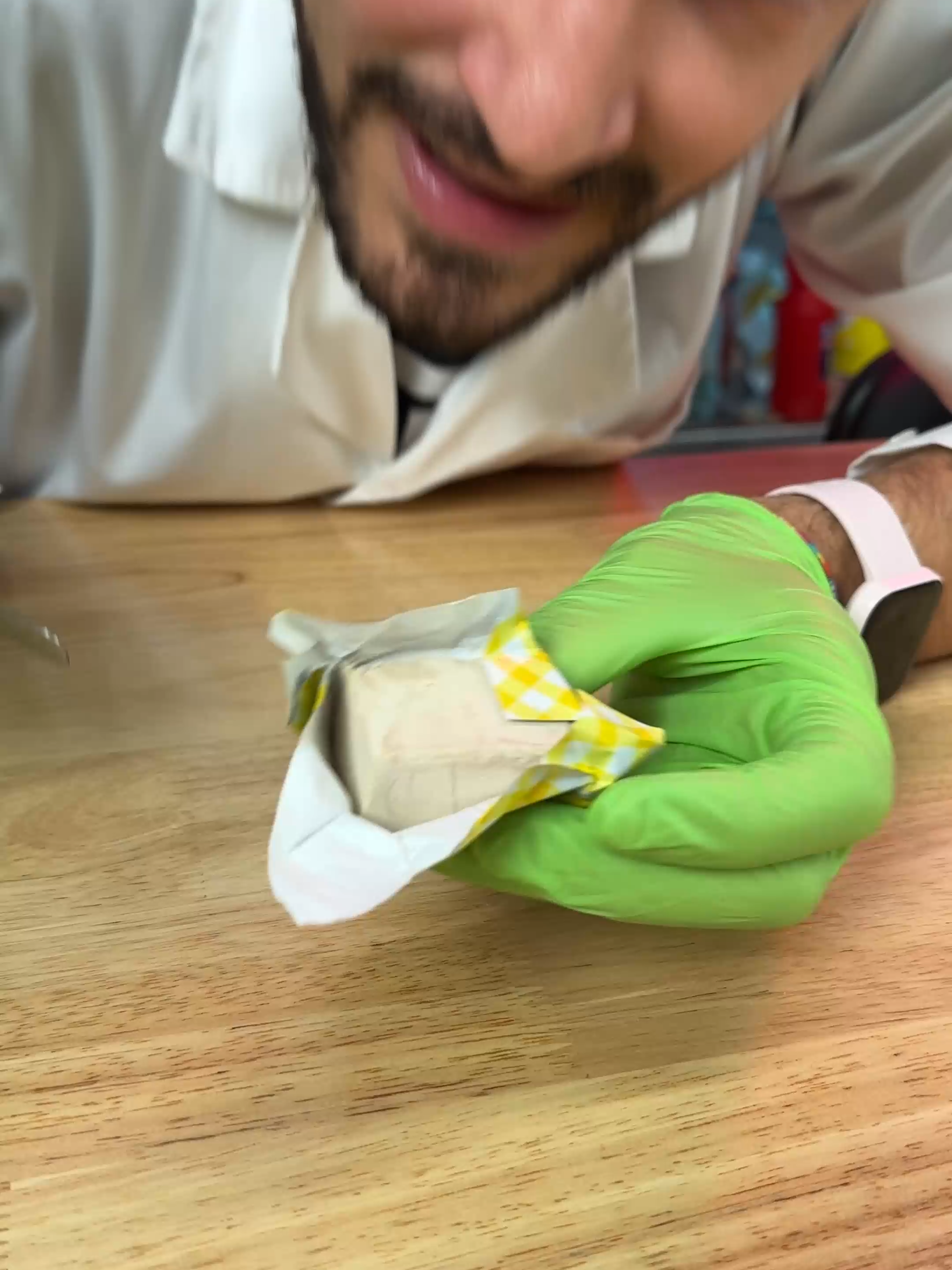 A post by @geopop on TikTok caption: Vi siete mai chiesti com’è il lievito visto al microscopio?  Il nostro chimico Riccardo sì, e ha pensato di farvelo vedere! #geopop #figononlosapevo #losapeviche #chimica