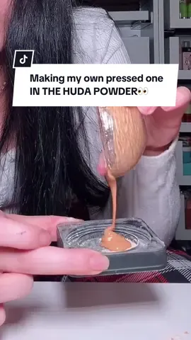 A post by @chantelleef on TikTok caption: WHAT A GENIUS IDEA..🫶🏼💡@Huda Beauty did u know about this?🤣👀 #beautyhack #makeuptok  Credit - @Nour Khalil 