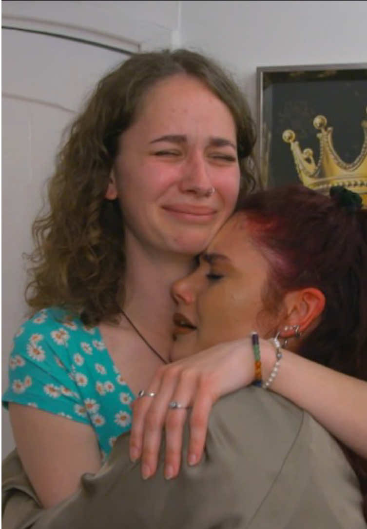 A post by @berlintagundnacht on TikTok caption: Liebe Amelie, unsere Freundschaft war eine Achterbahnfahrt, voller Höhen und Tiefen, die wir doch immer gemeistert haben. Wir haben zusammen gelacht, geweint, getanzt, gestritten und uns am Ende doch immer wieder versöhnt. Berlin wird ohne dich nicht mehr dasselbe sein. Flieg, kleines Vögelchen, flieg. 😓 Chiara    Was war euer schönster Amelie-Moment?    „Berlin Tag & Nacht“, montags bis freitags um 19:05 Uhr bei @rtlzwei und auf RTL+!  #rtlzwei #amelie #fyp #viral #whattowatch #emotional #abschied 