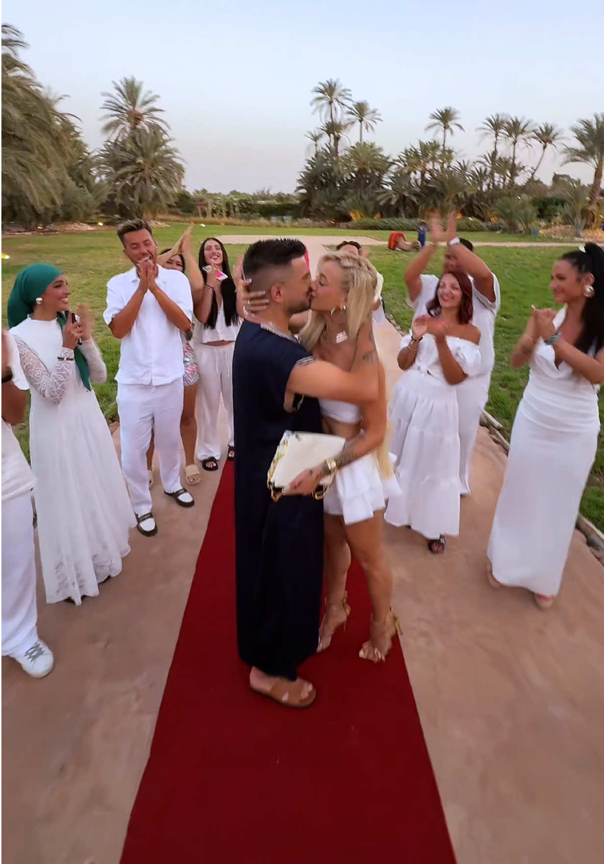 A post by @loukaki24 on TikTok caption: Le mariage aura lieu à 23h ce soir en live sur @Monsieur Darmon , abonnez vous pour voir le couple qui se dit "oui" ❤️
