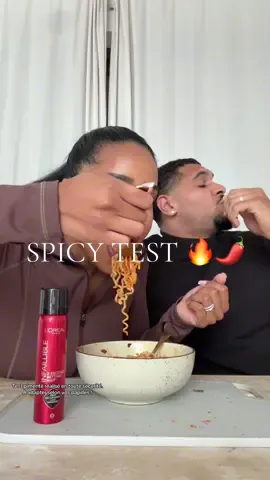 A post by @yanissasurtiktok on TikTok caption: @L’Oréal Paris m’a lancé un défi : tester leur spray fixateur Infaillible 💦 Du coup… j’ai mangé des pâtes beaucoup trop piquantes avec Domi 🌶️🥵 J’ai pleuré, j’ai transpiré, j’ai eu chaud – mais mon makeup ? Toujours intact. Franchement, validé à 100%.