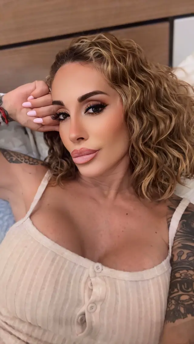 A post by @victorialombatv on TikTok caption: Tranquila lo diferente te hace única…buenas noches!!🥰🤍 #goodnight #victoria #fyp #foryou 