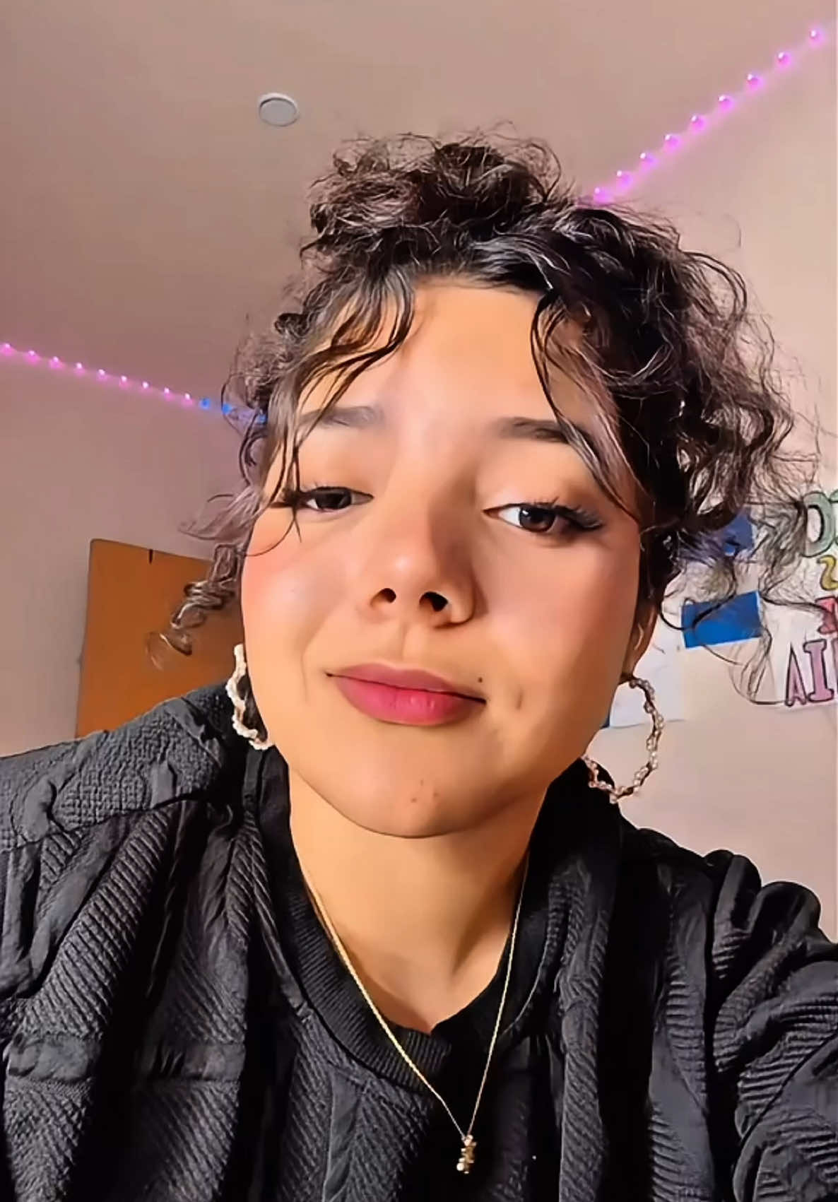 A post by @ on TikTok caption: Invierte en tu sonrisa 🩷🙂‍↔️