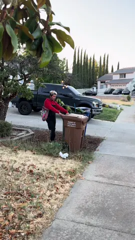 A post by @jonasymikeoficial on TikTok caption: Toque de barrio 😎 #fyp #foryou #foryoupage #fypシ #parati #couple #CoupleGoals #love #humor #Viral #viralvideo #viraltiktok 