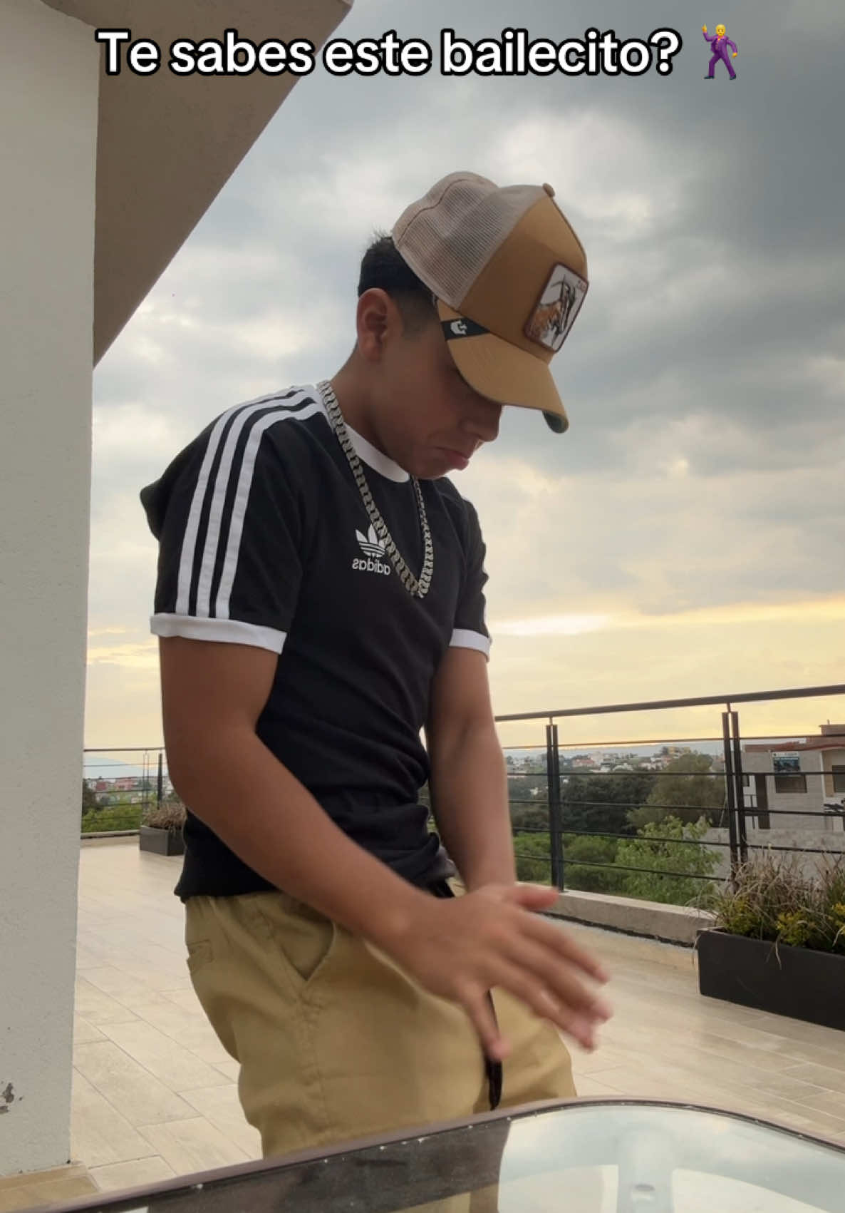 A post by @picusoficiaal on TikTok caption: De donde nos escuchas? 😌@tony0ficiaal 