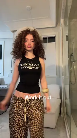 A post by @demitrakalogeras on TikTok caption: #workitout #burger 
