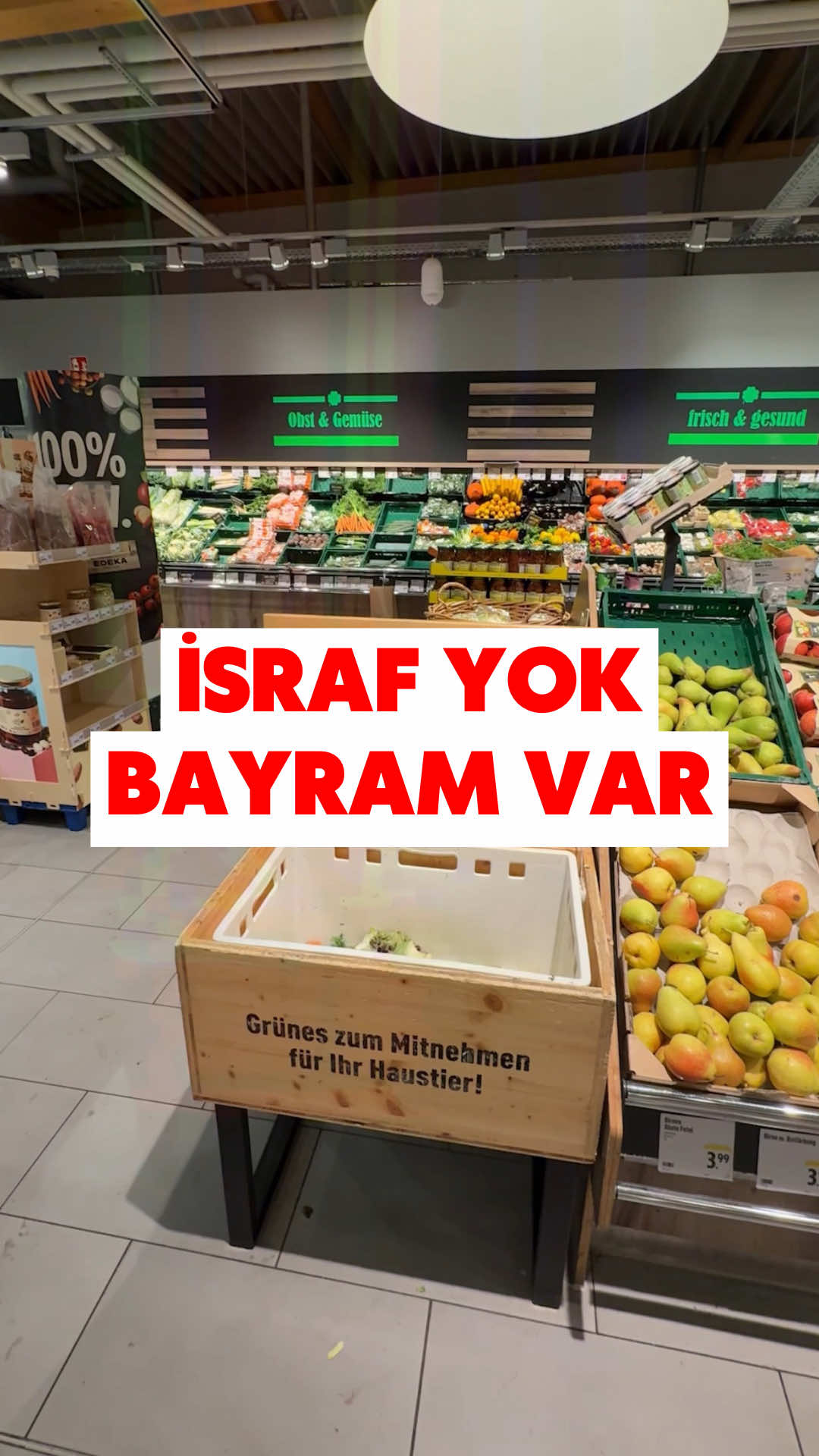 A post by @benyuxel on TikTok caption: Almanya’da süpermarketler çöpe gitmesi gereken yeşillikleri atmıyor… Bunlar evcil hayvanlar için ÜCRETSİZ olarak ayrılıyor! Marul, havuç yaprağı, kereviz sapı gibi artıklar isteyen herkes tarafından alınabiliyor. Hem israf önleniyor hem de hayvanlar bayram ediyor.