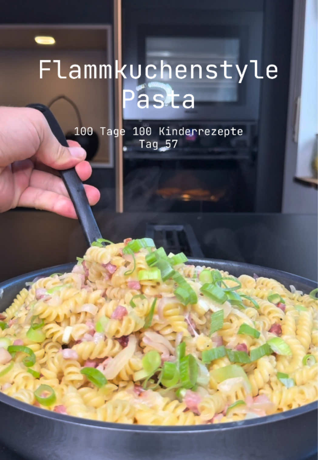 A post by @joeskochwelt on TikTok caption: Flammkuchenstyle Pasta 🍝 100 Tage 100 Kinderrezepte - Tag 57 Zutaten 4 Personen: ✳️500g Pasta ✳️2 Zwiebel ✳️2 Pck. Schinkenwürfel ✳️1 Bund Frühlingszwiebel ✳️2 Handvoll geriebenen Mozzarella ✳️800ml Rinderbrühe ✳️200ml Kochsahne 7% ✳️1,5 EL Frischkäse ✳️Salz, Pfeffer #flammkuchen #kinderrezepte #pasta #viral #germany #foodporn #foodblogger #foodphotography #foodpic #foodie #foodblog #fyp #foryoupage #foodtiktok #mittagessen #Abendessen #schnellerezepte #gesunderezepte #lecker #leckerrezepte #mealprep #kochenmitkind #waskocheichheute #familienrezepte #kochideen #kochenmitkind #familienrezepte #foodtok #fürdich #fürdichpage #fürdichseiteシ #fürdichseiteviral