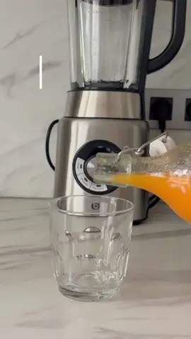 A post by @melanietherapie on TikTok caption: Recette de jus pour booster ton énergie, stimuler ton immunité et donner un coup d’éclat à ta peau 🥕🫚🍋🍏 (→ à consommer le matin de préférence !) 💛 RECETTE (gardez pour plus tard!!) : - 2 carottes  - 1 pouce de gingembre - 1 citron - 1 pomme - 1 orange - 1 tamis  - 1 entonnoir  - 1 bouteille en verre (absolument à prendre en verre pour une meilleure conservation) À consommer entre 48h et 72h 🌞 Prendre soin de son corps passe par ce que vous mangez et buvez 🙏🏻 Love 🌞 #immunitybooster #detoxjuice #ginger #apple #lemon #carrot 