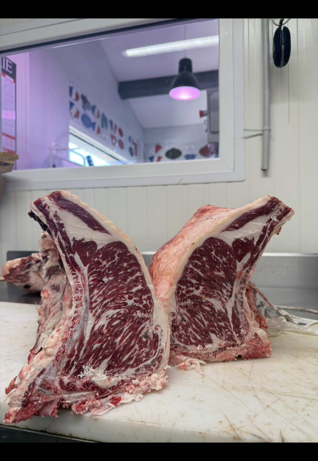 A post by @b_labourde on TikTok caption: Un déhanché Simmental 🤩🥩 @boucherie.labourde #boucherie 