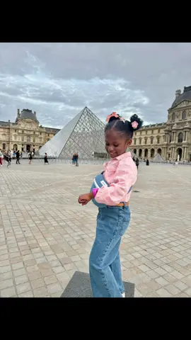 A post by @maimounabalde05 on TikTok caption: ##🥲🥲 #🎶❤️ 