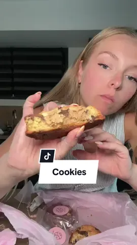 A post by @wendyruel on TikTok caption: Pour commander : @Farahisinthekitchen🍰 💖 #cookie #cookiebueno #cookiespeculoos #cookiefourre 