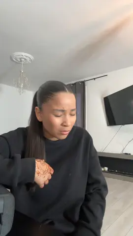 A post by @saraetraniaofficiel on TikTok caption: Qui connaît Avec le temps de Isleym ?#isleym #avecletemps #pourtoi 