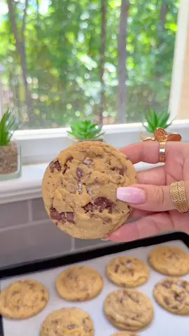 A post by @liviabenson on TikTok caption: vegan chocolate chip cookies 🍪 #vegan #plantbasedrecipes #easyrecipes #friends #nestletollhouse #chocolatechipcookies #veganrecipes 