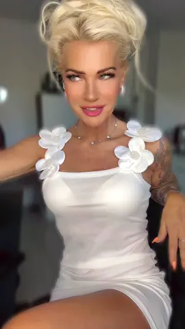 A post by @mela72nie on TikTok caption: Ein schönes Wochenende  #liebe #sommer #song 