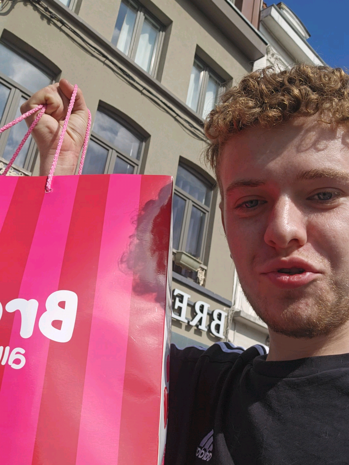 A post by @cseb_officiel on TikTok caption: J'ai trouvé une boutique sur lille qui vend de la bouffe étrangère vraimennnn pas chere ! 15 articles pour 10€ ... ya meme du chocolat de dubai 🍫