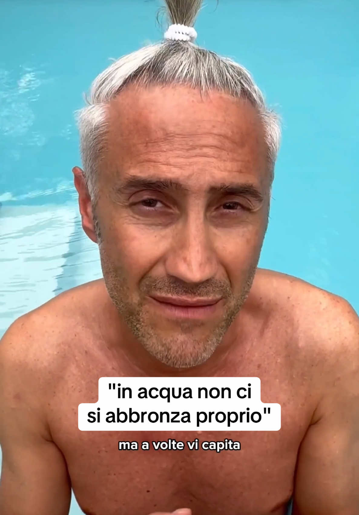A post by @lafisicachecipiace on TikTok caption: Ma ci si abbronza anche in acqua? È una questione di fisica #lafisicachecipiace #fisica #lafisicachecipiacekids #scuola #vincenzoschettini
