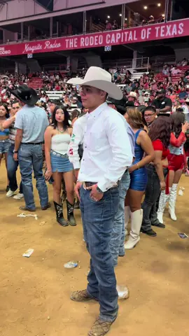 A post by @bailes_dfw on TikTok caption: Donde andará mi consentida 👀🔥 #Parejas #bailestiktok #fyp #norteñas 