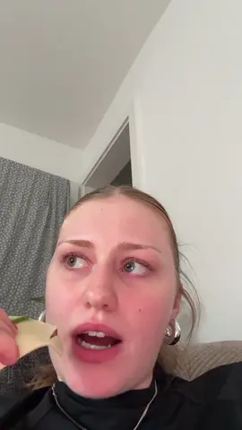 A post by @yanaclare on TikTok caption: lasst mal siezen abschaffen