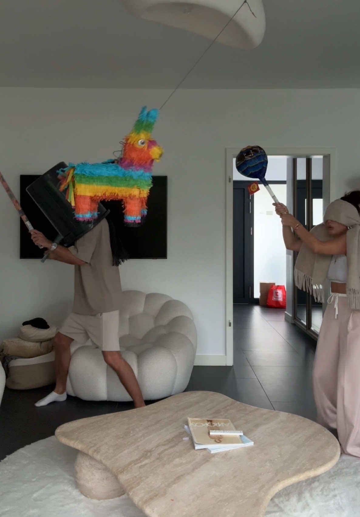 A post by @julienco on TikTok caption: Pinata Challenge 😂 Wie @palinamin mich einfach mit ihrem Lutscher verkloppt 😂 🍭 