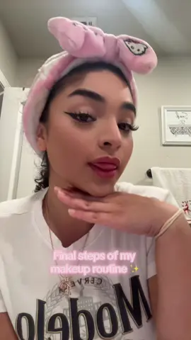 A post by @ on TikTok caption: ✨✨💕💕 #fypシ #curlygirly #lipgloss #showcase 