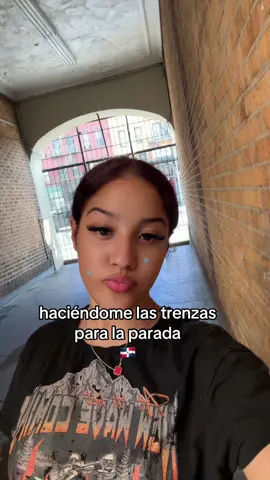 A post by @dianaswrldd_ on TikTok caption: así me gusta hacer vlogs, solo hablando disparate 🤣 ig: braidsbyvalery_ #foryoupage #fypシ #paradadominicana 