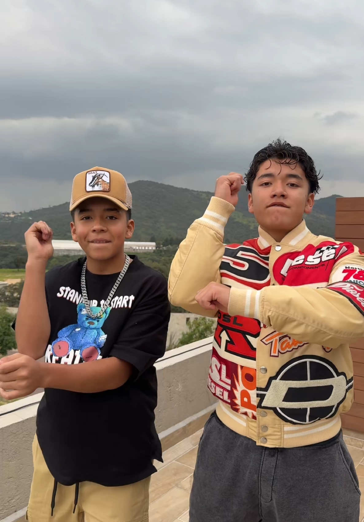 A post by @picusoficiaal on TikTok caption: Los hermanos más facheros 🥊@LUIGI  🐐 @tony0ficiaal 