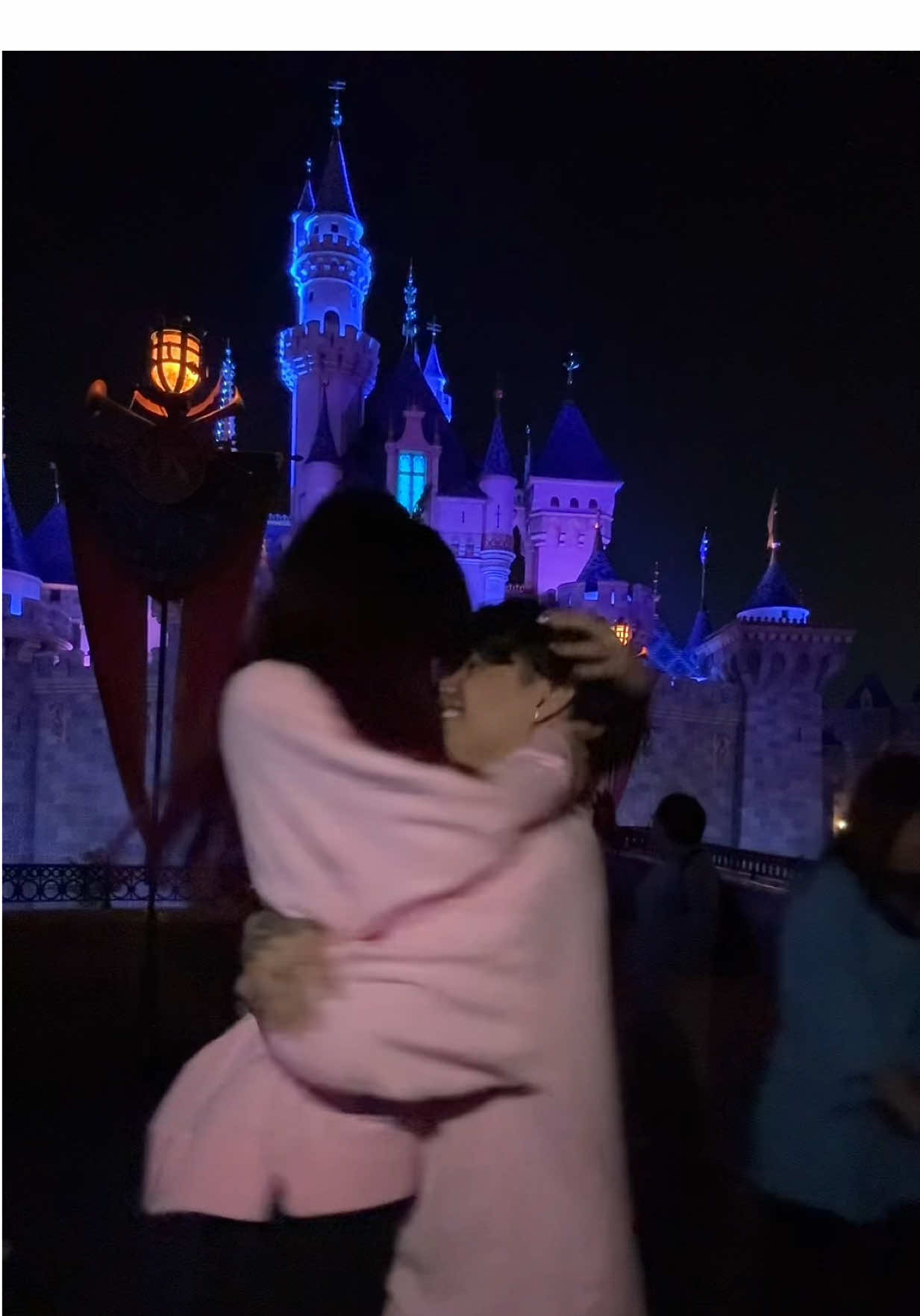 A post by @itsedwinceron on TikTok caption: Me dijo ven y abrázame 💗 #abrazos #parejas #parati #trend #fyp 