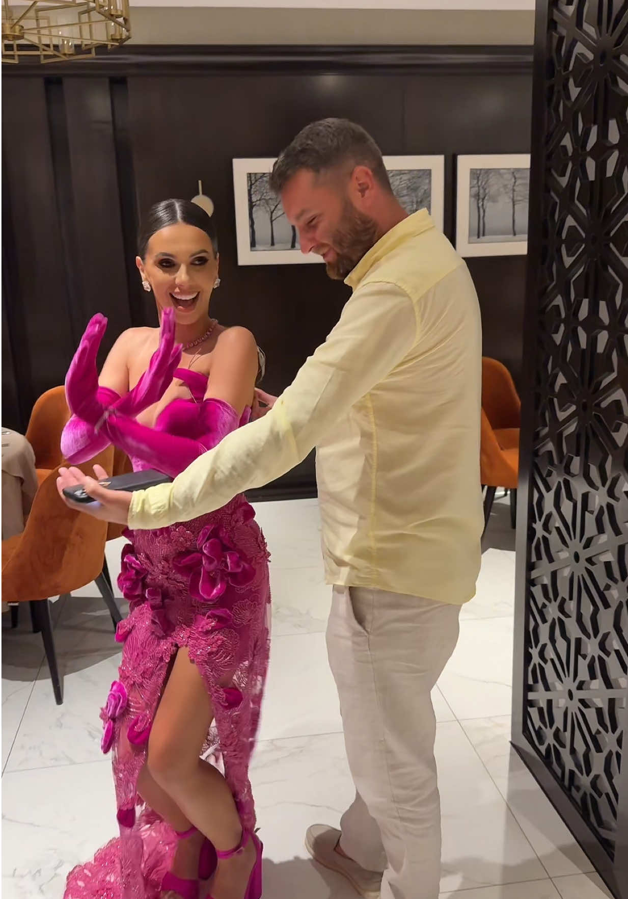 A post by @georgianalobont on TikTok caption: #joacafata #foru #viralvideos #georgianalobont #paulmorar 