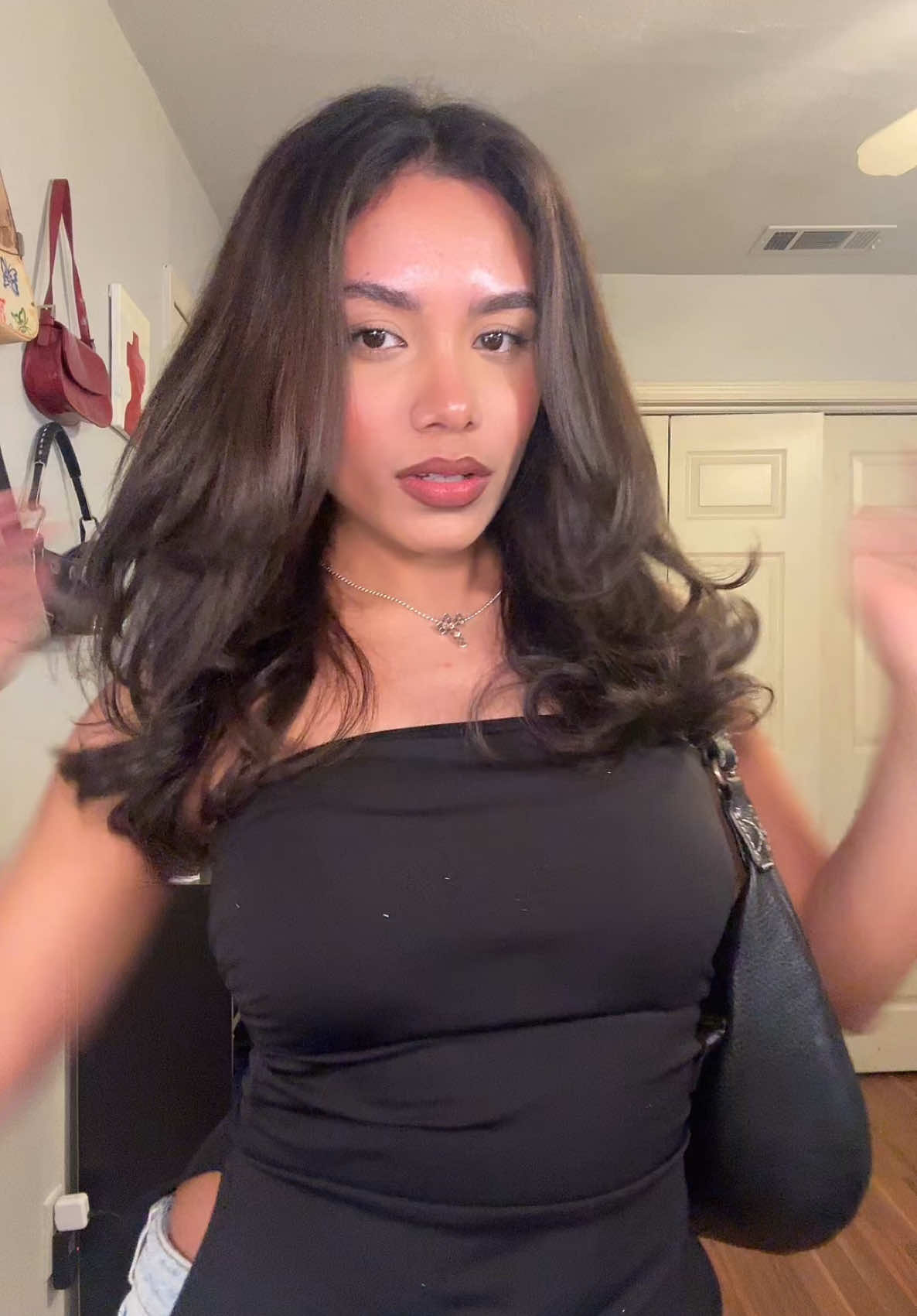 A post by @itsauraaaa on TikTok caption: se apago la lucesita😿