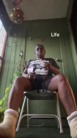 A post by @lessiemurray87 on TikTok caption: #tiktoklive 