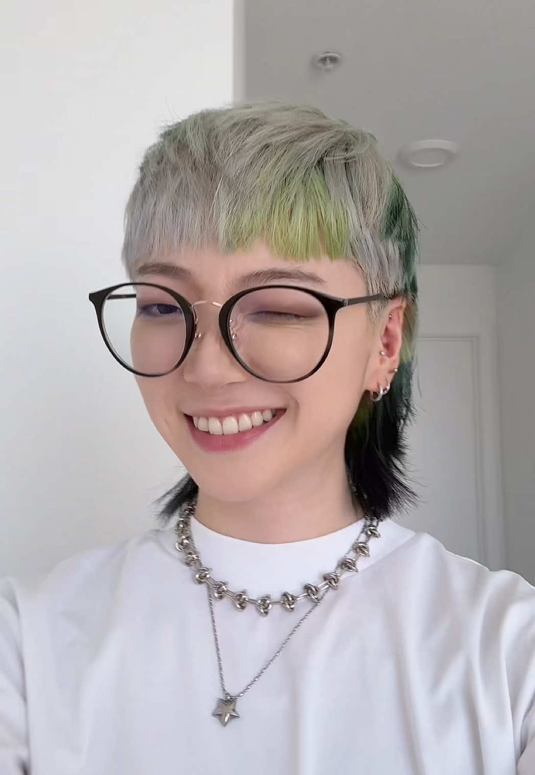 A post by @aeonik on TikTok caption: FINALLY ✂️ @Anita #hairstyle #hairtok #hairtransformation 