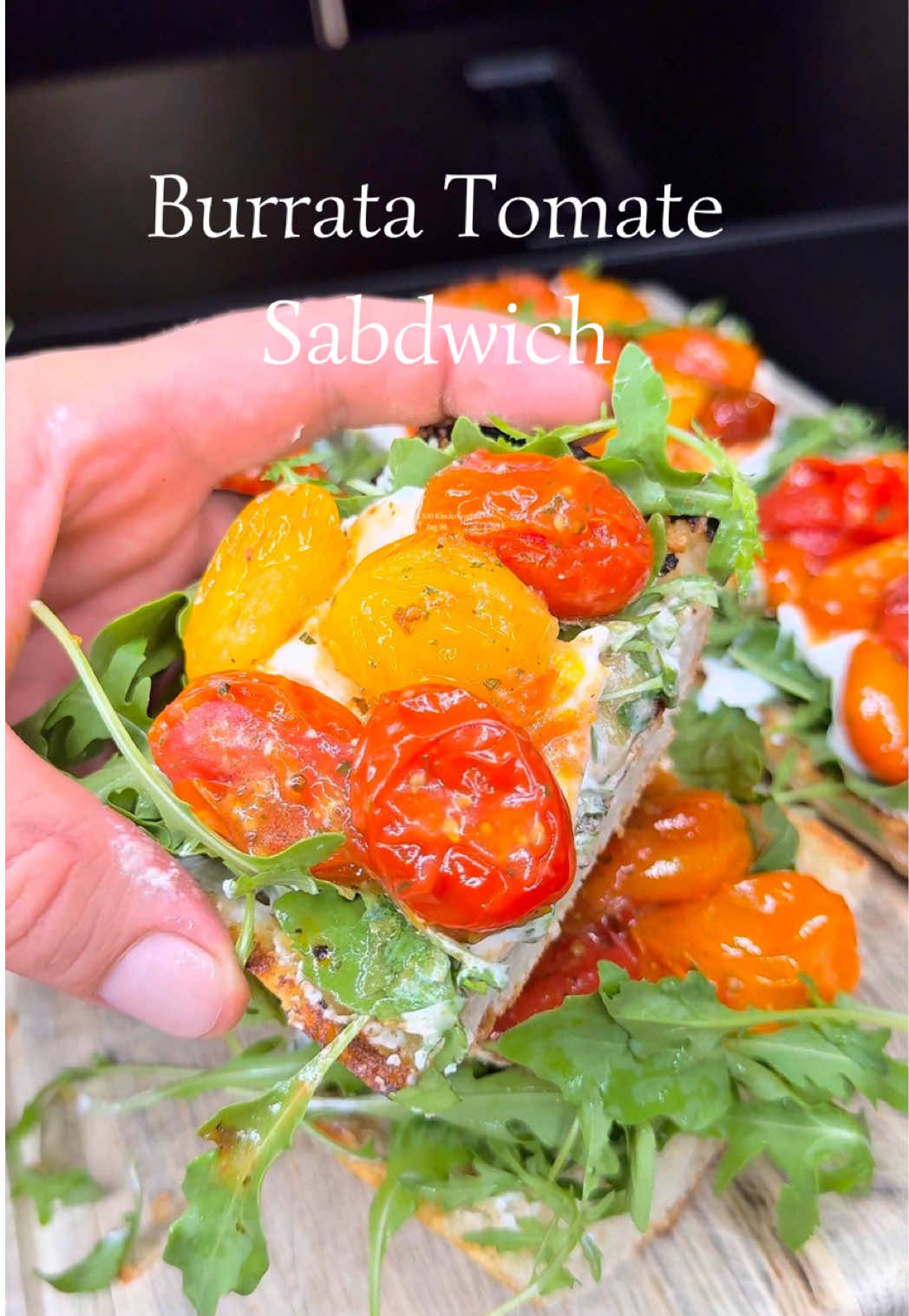 A post by @joeskochwelt on TikTok caption: Burrata Tomate Sandwich 🥪  100 Tage 100 Kinderrezepte- Tag 58 Zutaten 4 Sandwiches: ✳️2 Burrata ✳️1 Ciabatta Brot ✳️4 EL Frischkäse ✳️7-8 Knoblauchzehen ✳️Ruccola ✳️2 Pck. Cocktailtomaten ✳️Salz, Pfeffer ✳️italienische Kräuter #burrata #sandwich #kinderrezepte #viral #germany #foodporn #foodblogger #foodphotography #foodpic #foodie #foodblog #fyp #foryoupage #foodtiktok #mittagessen #Abendessen #schnellerezepte #gesunderezepte #lecker #leckerrezepte #mealprep #kochenmitkind #waskocheichheute #familienrezepte #kochideen #kochenmitkind #familienrezepte #foodtok #fürdich #fürdichpage #fürdichseiteシ #fürdichseiteviral