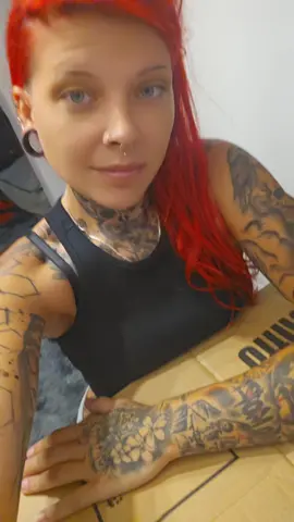 A post by @steff_fanny_dr3 on TikTok caption: #wirsindnichtnackt #farbeunterdiehaut #teamcrazychaos #lebenauskisten 