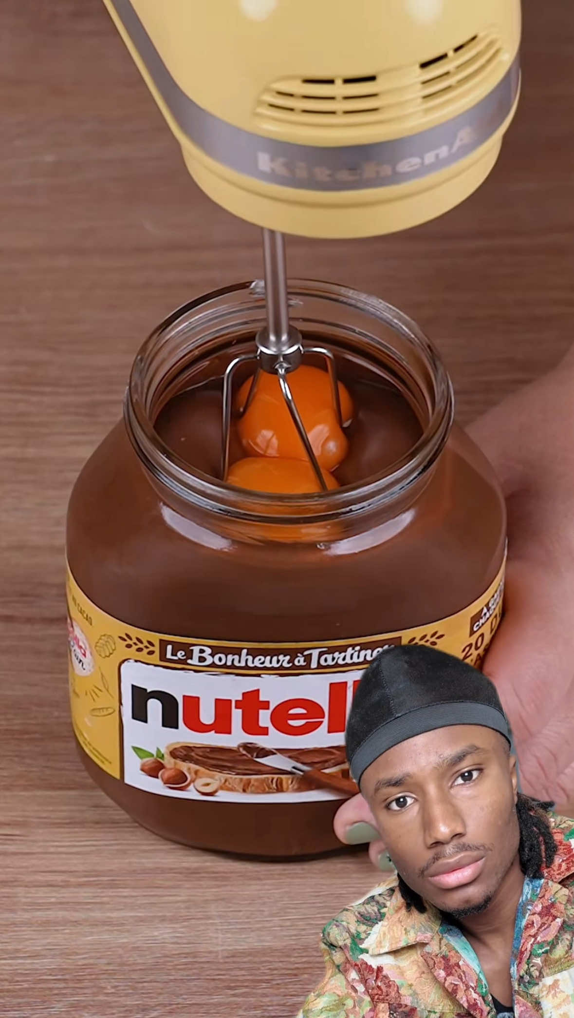 A post by @eatwithabdoul on TikTok caption: Je teste un gâteau au nutella 😨 #fyp #teste #recette #gateau #nutella #videoviral 