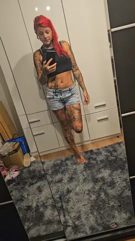 A post by @steff_fanny_dr3 on TikTok caption: #teamcrazychaos #farbeunterdiehaut #wirsindnichtnackt @MAKZ38 