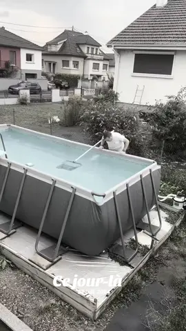 A post by @famillepapounini on TikTok caption: il a sauver son telephone 🤣#cejour-là #prankvideo #videodrole #fyp #pourtoi #drôle #blague #humour #romainetsonpere 