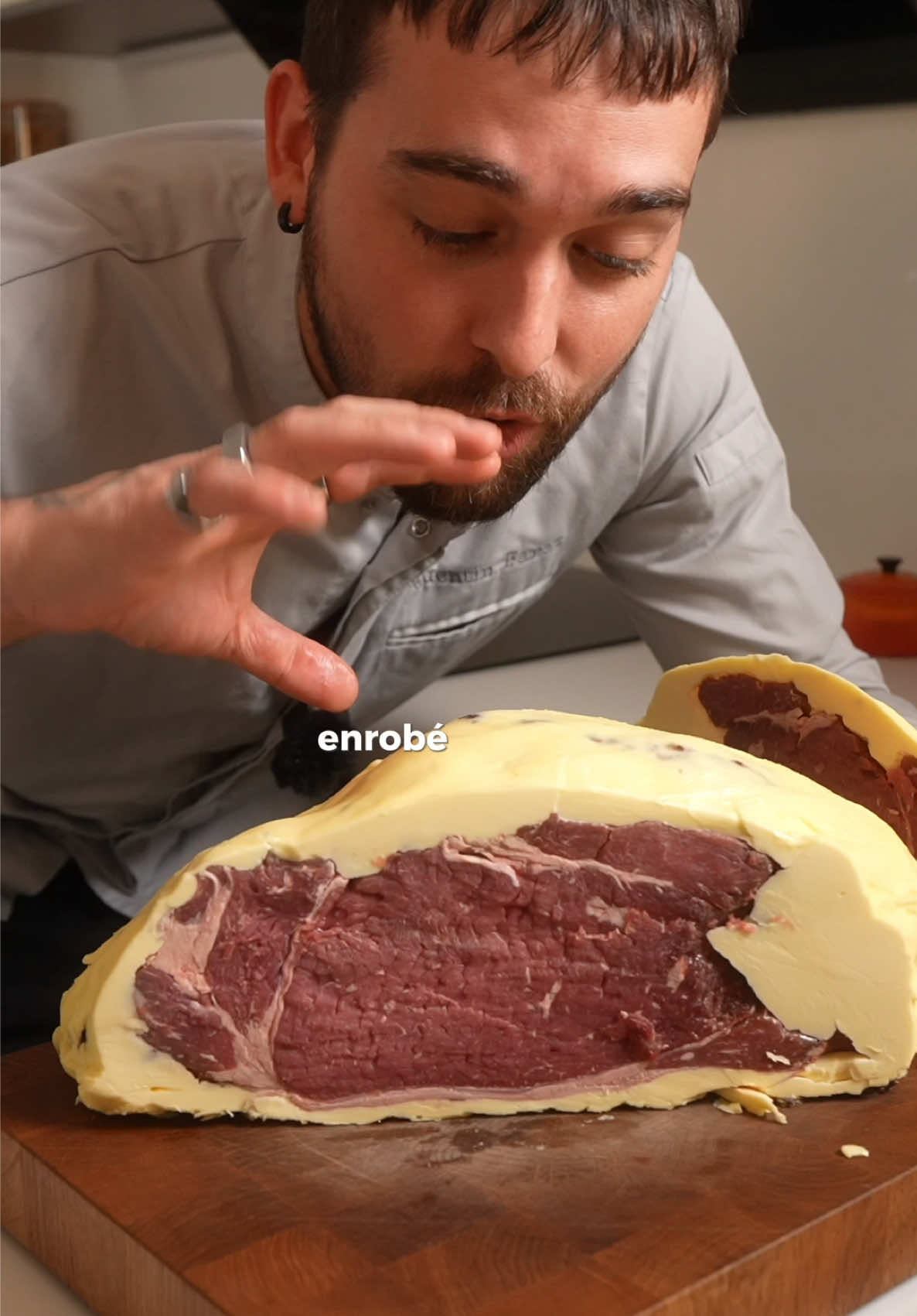A post by @qistoh on TikTok caption: 30 jours dans le beurre ÇA FAIT QUOI ?! 🥩🧈 Lien de la vidéo YouTube dans ma bio 🫶 #recette #cuisine #chef #food #viande #sauce #frites 
