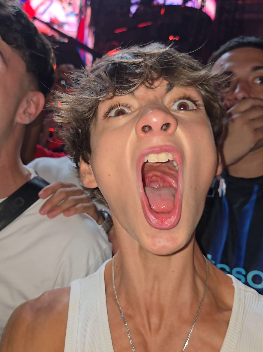 A post by @elcromass on TikTok caption: Al final grité tanto que casi fallezco #elcromas 