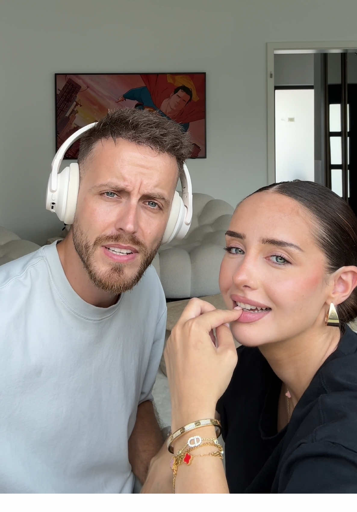 A post by @julienco on TikTok caption: HAHAHAHA 😂 wir sitzen hier und lachen Tränen, wie krass habe ich bitte reingeschissen? 😂