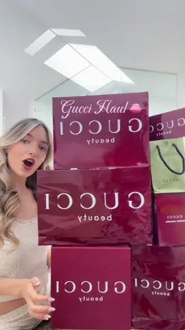 A post by @nerea.laandaa on TikTok caption: niñas me oís gritar? AMO TODO 🤍💋 os dejo más cositas por insta! ✨ loveuuuu @Gucci @Eyewear Club 🫶🏻 #nerealaandaa #prhaul #haul #haultok #shoppinghaul #gucci #guccihaul #guccibeauty 