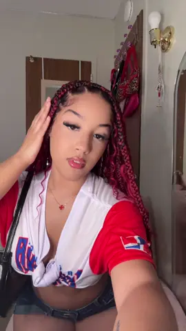 A post by @dianaswrldd_ on TikTok caption: #foryoupage #paradadominicana #fypシ 