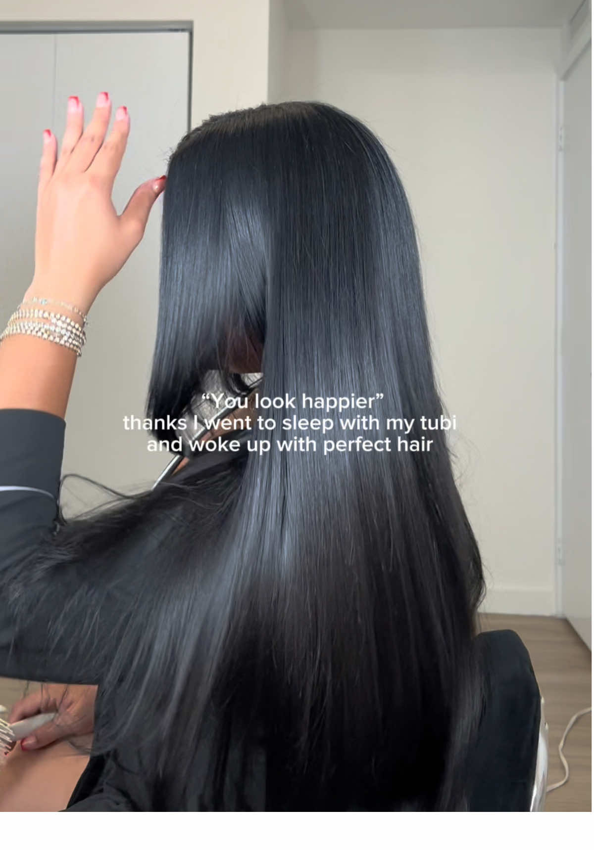 A post by @ on TikTok caption: If my hair is looking good I’m automatically 10x happier 🤭 #hairtok #hairwrap #tubi #dominicanhairwrap #longhair #healthyhair #dominicantubi #shinyhair 